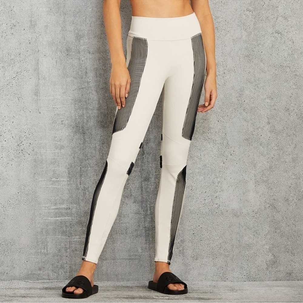 Alo yoga Electric Legging in Bone
ALO Sz L 🏃🏻‍♀️ workout 🏋🏽‍♀️